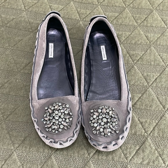 Vera Wang gray suede flats/ moccasins size 9 - Picture 2 of 10